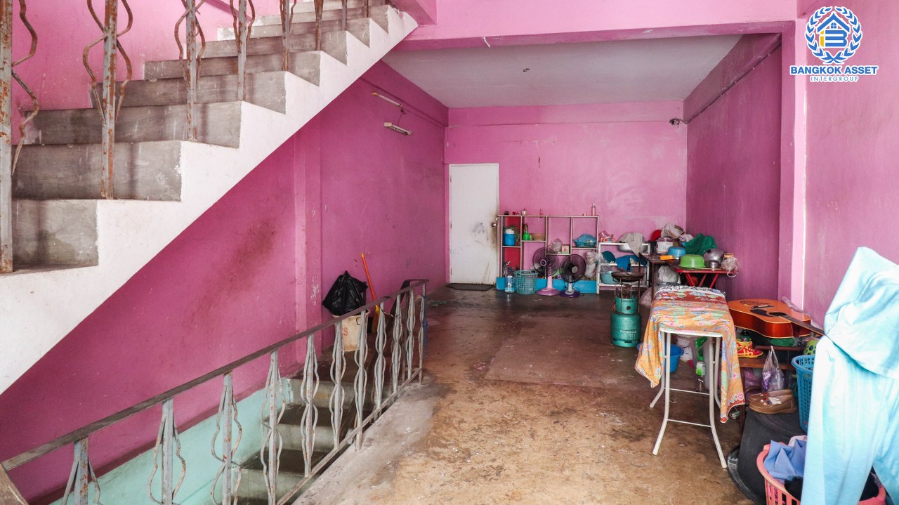 อาคารพาณิชย์มือสองกรุงเทพฯ ม.เอสเค เอกชัย76 เนื้อที่กว้างขวางเกือบ 35 ตร.ว. ฟังก์ชัน 4 ห้องนอน 2 ห้องน้ำ ลงทุนทำกิจการได้ เข้า-ออกได้หลายเส้นทาง ทำเลดี ใกล้รถไฟฟ้าสายสีน้ำเงิน "สถานีหลักสอง" และทางด่วน "พระราม 2" จองด่วน!